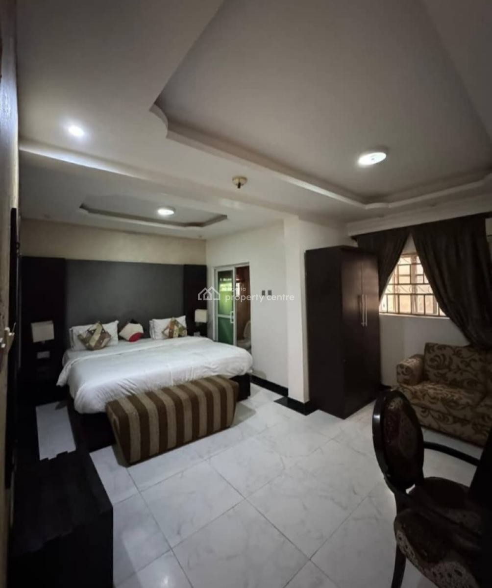 Well Maintained 17rooms Duplex with Swimming Pool, 24hr Power Etc, Lekki Phase 1, Lekki, Lagos, Commercial Property for Rent