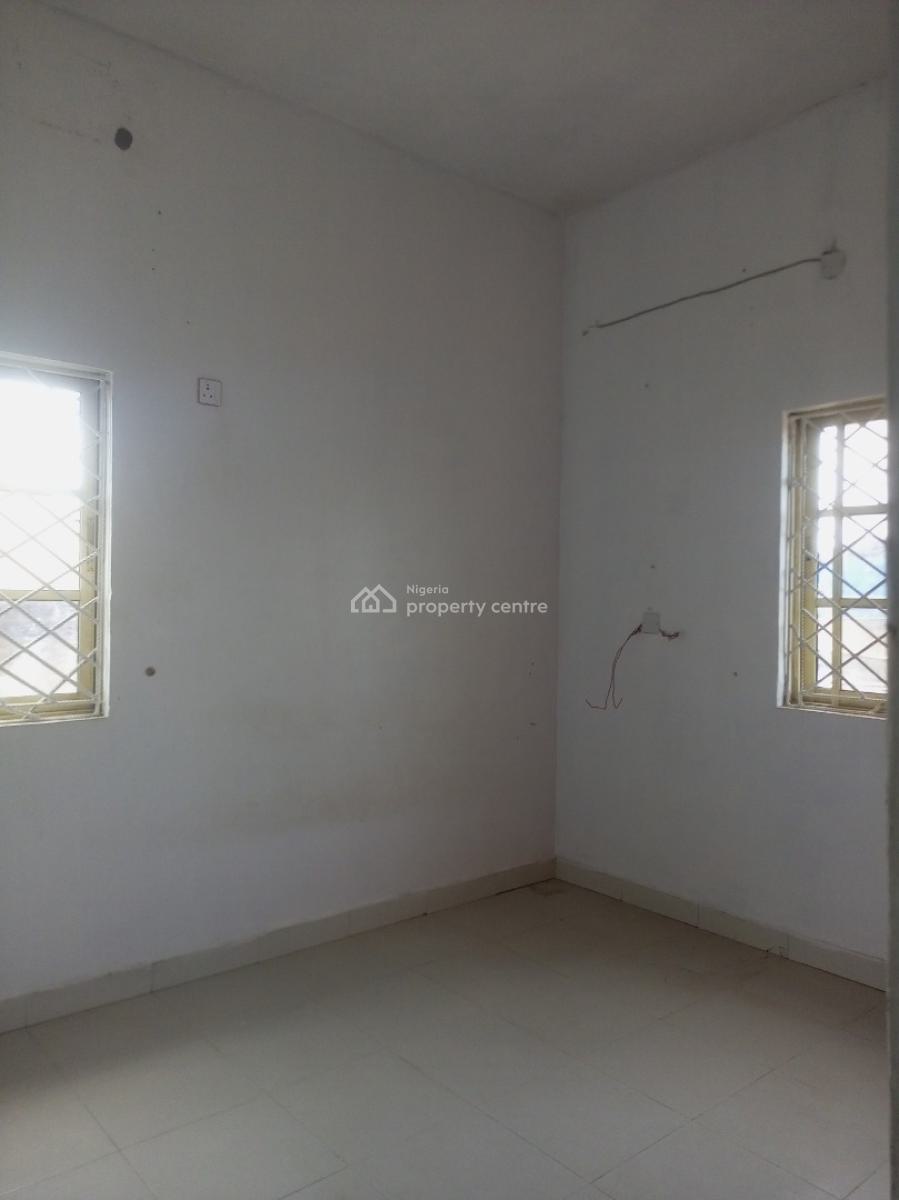Clean 3 Bedroom Upstairs, Jakande Okeafa, Oke Afa, Isolo, Lagos, Flat / Apartment for Rent