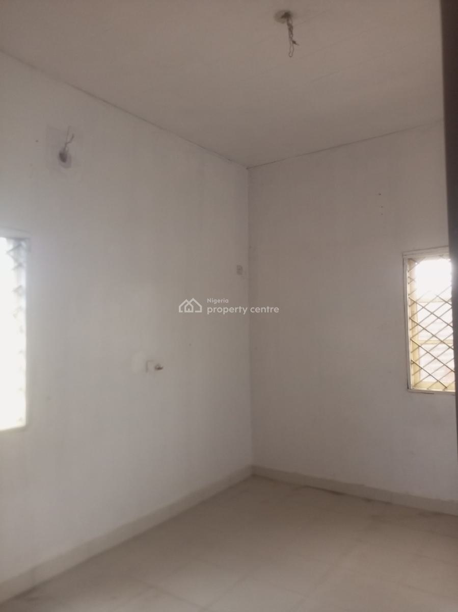Clean 3 Bedroom Upstairs, Jakande Okeafa, Oke Afa, Isolo, Lagos, Flat / Apartment for Rent