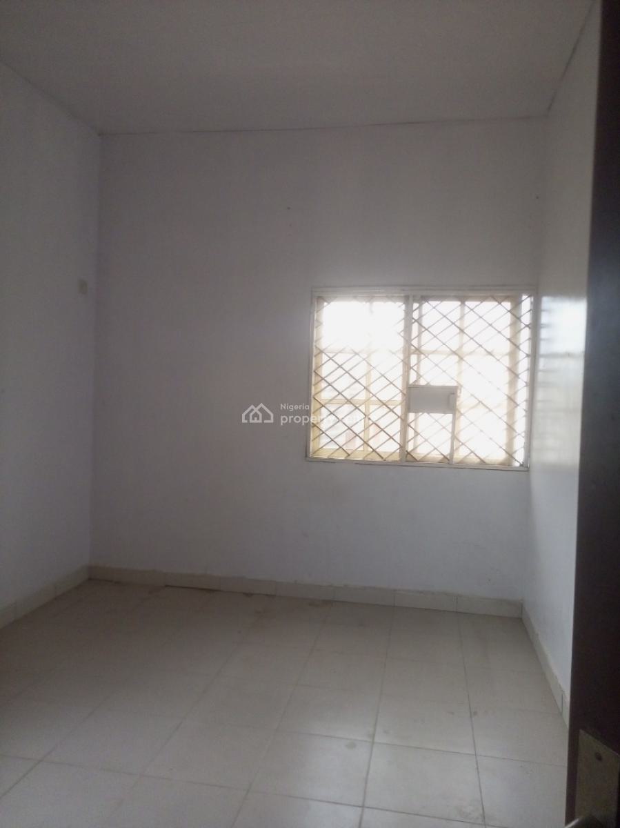 Clean 3 Bedroom Upstairs, Jakande Okeafa, Oke Afa, Isolo, Lagos, Flat / Apartment for Rent