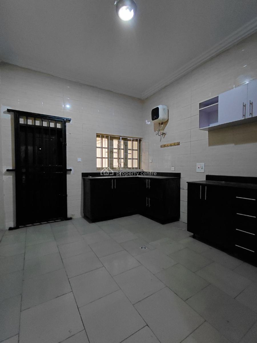 Neatly Finished Spacious 3 Bedroom Apartment, Lekki Phase 1, Lekki, Lagos, Flat / Apartment for Rent