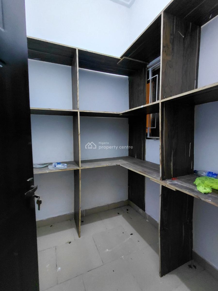 Neatly Finished Spacious 3 Bedroom Apartment, Lekki Phase 1, Lekki, Lagos, Flat / Apartment for Rent