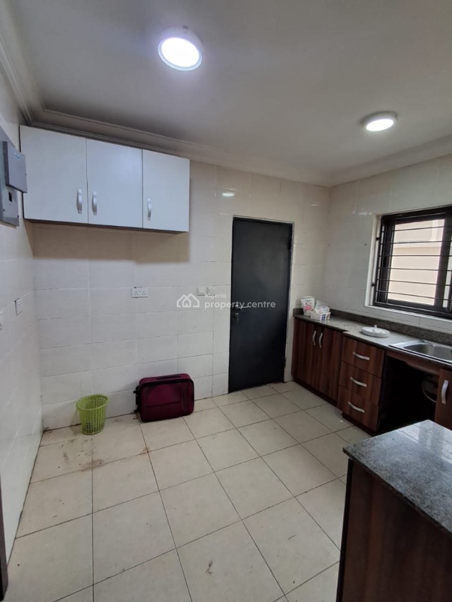 Excellent Spacious 3-bedroom Flat, Osapa, Lekki, Lagos, Flat / Apartment for Rent