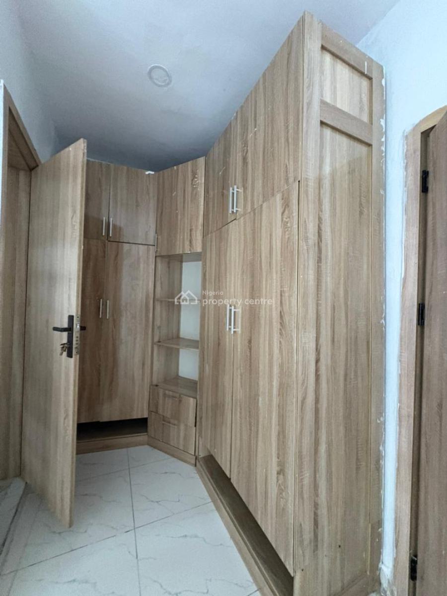 Massive Masters Bedroom Shared Apartmenwith Balcony in Orchid Road, Lekki, Lagos, Flat / Apartment for Rent