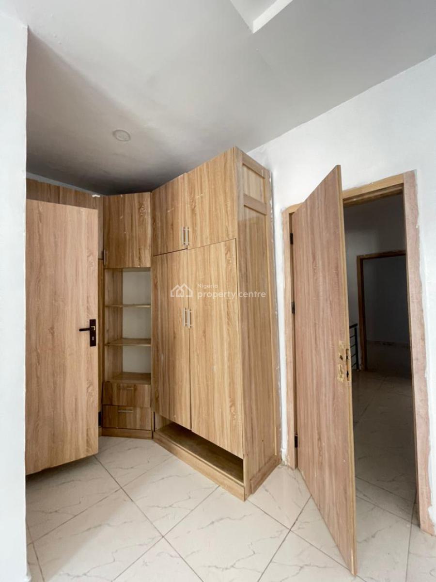Massive Masters Bedroom Shared Apartmenwith Balcony in Orchid Road, Lekki, Lagos, Flat / Apartment for Rent