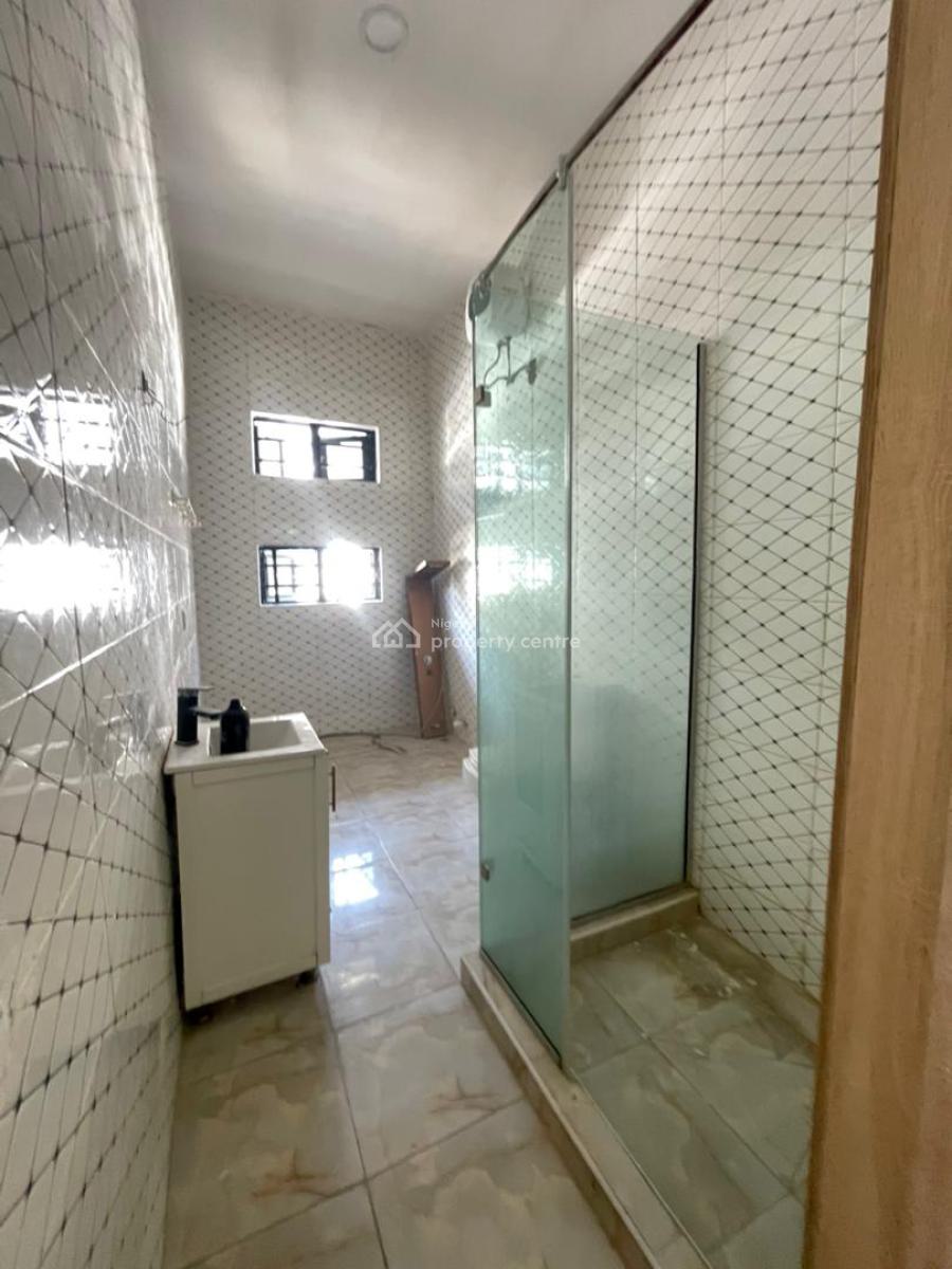 Massive Masters Bedroom Shared Apartmenwith Balcony in Orchid Road, Lekki, Lagos, Flat / Apartment for Rent