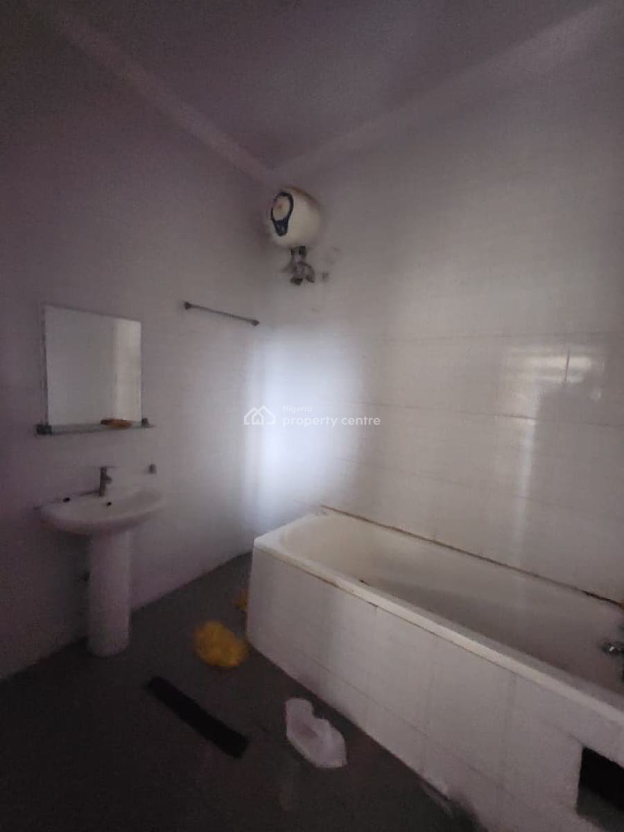 Well Maintained 2 Bedroom Apartment. Upstairs, Ikate, Lekki, Lagos, Flat / Apartment for Rent