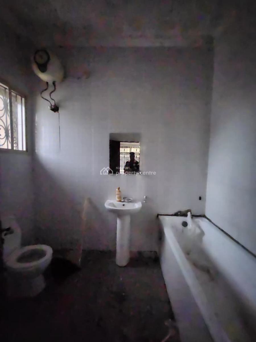 Well Maintained 2 Bedroom Apartment. Upstairs, Ikate, Lekki, Lagos, Flat / Apartment for Rent