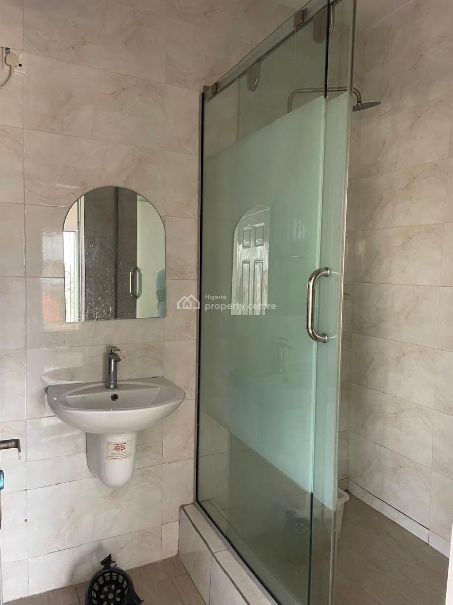 Spacious 2 Bedrooms Flat, Along Chevron Drive, Lekki, Lagos, Flat / Apartment for Rent