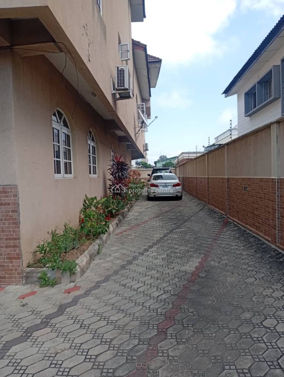 Lovely 3 Bedroom Flat with Spacious Kitchen, Lekki Phase 1, Lekki, Lagos, Flat / Apartment for Rent