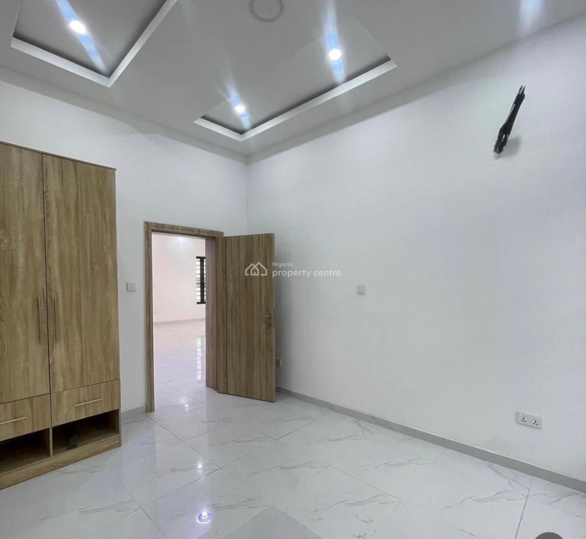 Nicely Built 3 Bedroom Spacious Apartment, Yaba Lagos, Yaba, Lagos, Flat / Apartment for Sale