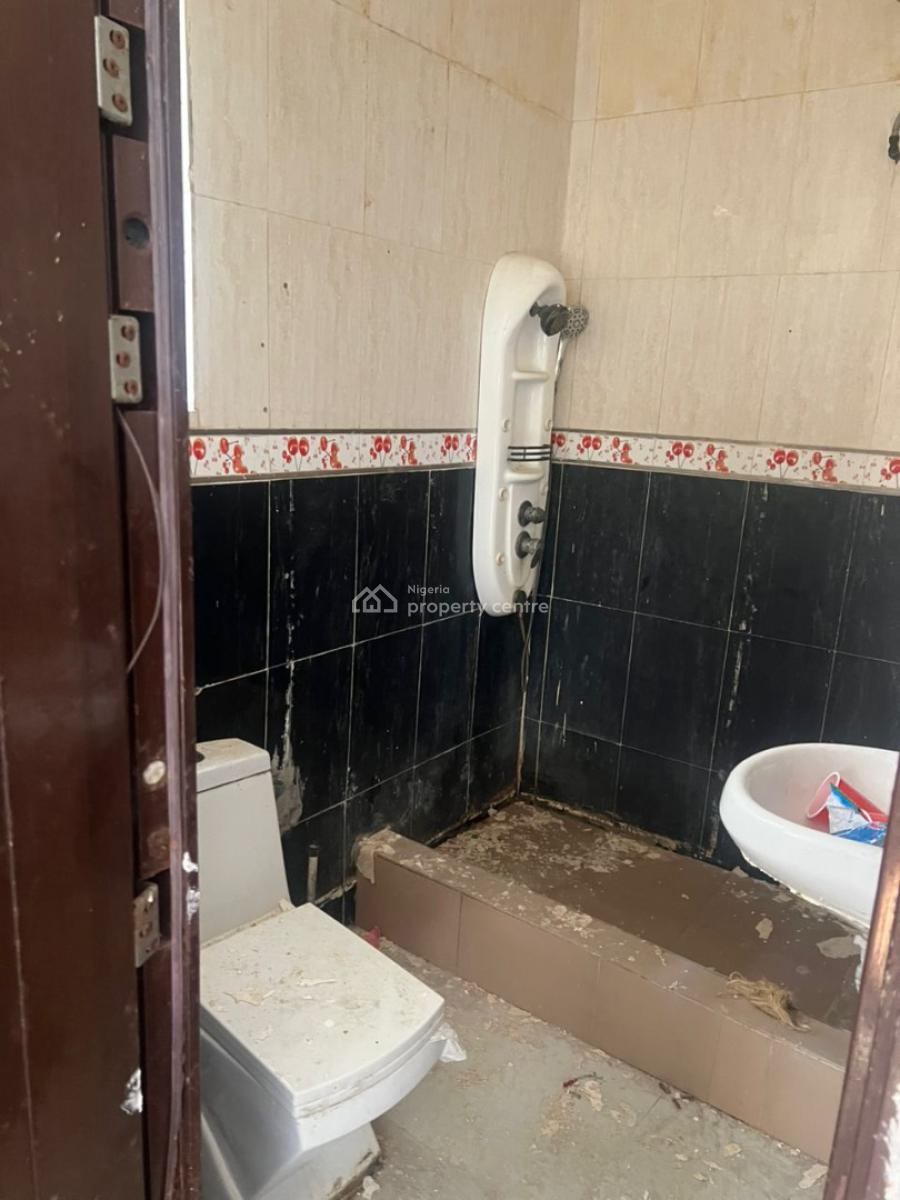 Standard 2 Bedroom Apartment Upstairs, Orchid Road, Lekki, Lagos, Flat / Apartment for Rent