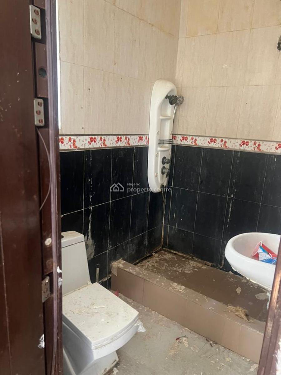 2 Bedroom Flat Up Floor Newly Renovated, Orchid Road, Lekki, Lagos, Flat / Apartment for Rent