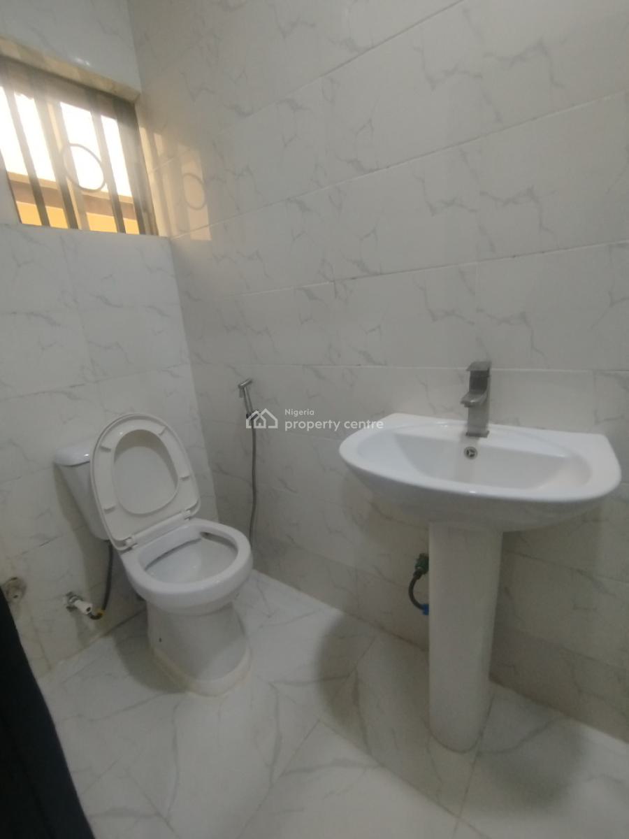 Super Clean and Spacious 3 Bedrooms Apartment, Off Admiralty Way, Lekki Phase 1, Lekki, Lagos, Flat / Apartment for Rent