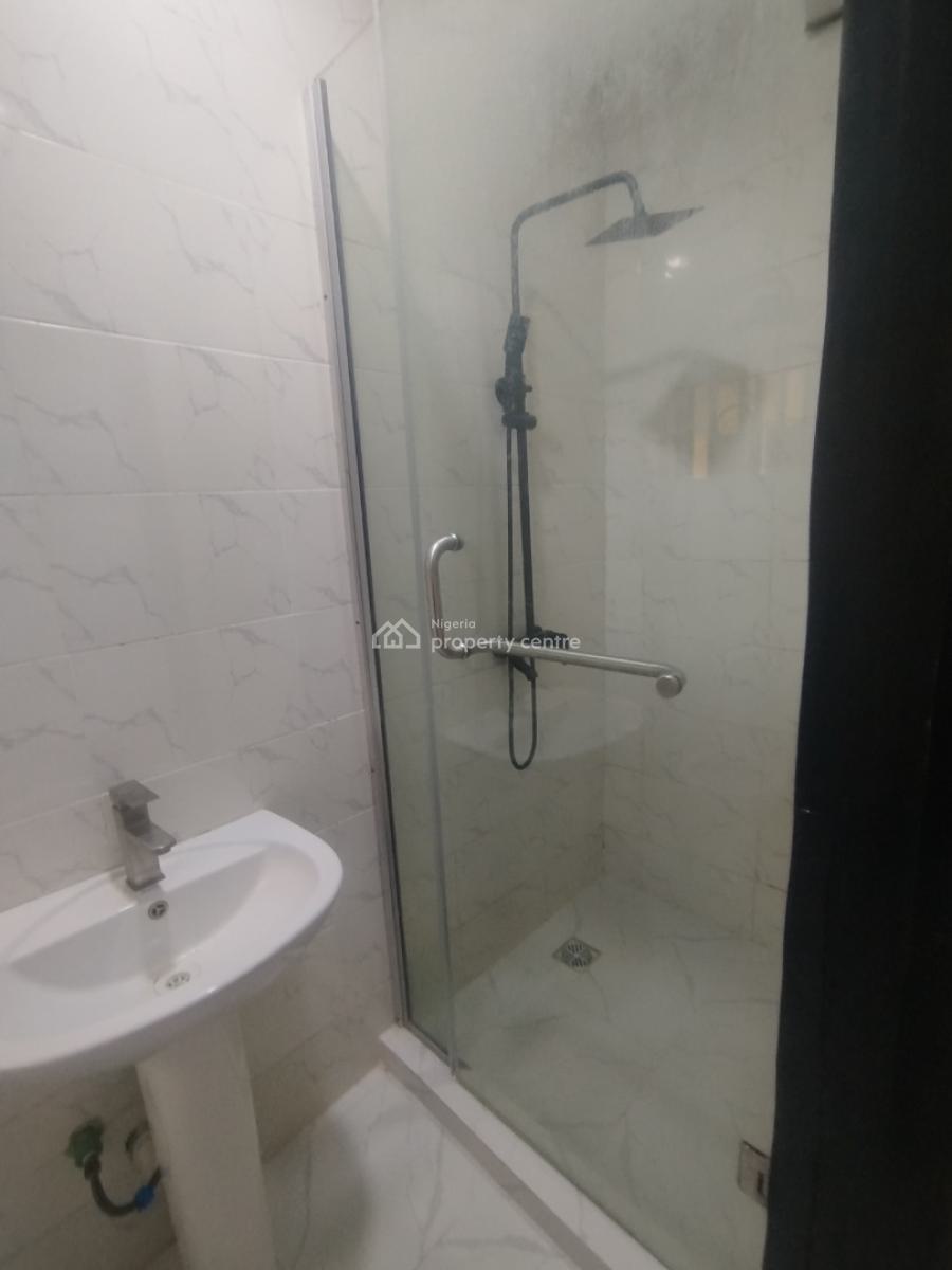 Super Clean and Spacious 3 Bedrooms Apartment, Off Admiralty Way, Lekki Phase 1, Lekki, Lagos, Flat / Apartment for Rent