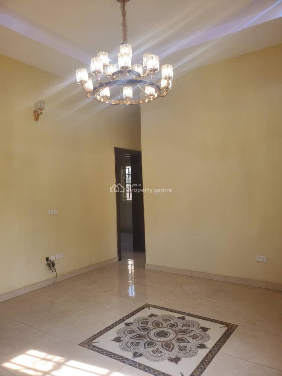 New and Serviced 2 Bedroom En-suite Flat. It Comes with Fitted Kitchen, Lekki Phase 1, Lekki, Lagos, Flat / Apartment for Rent