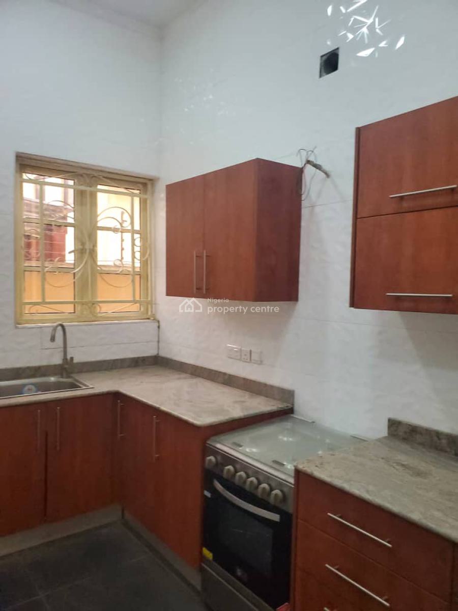 New and Serviced 2 Bedroom En-suite Flat. It Comes with Fitted Kitchen, Lekki Phase 1, Lekki, Lagos, Flat / Apartment for Rent