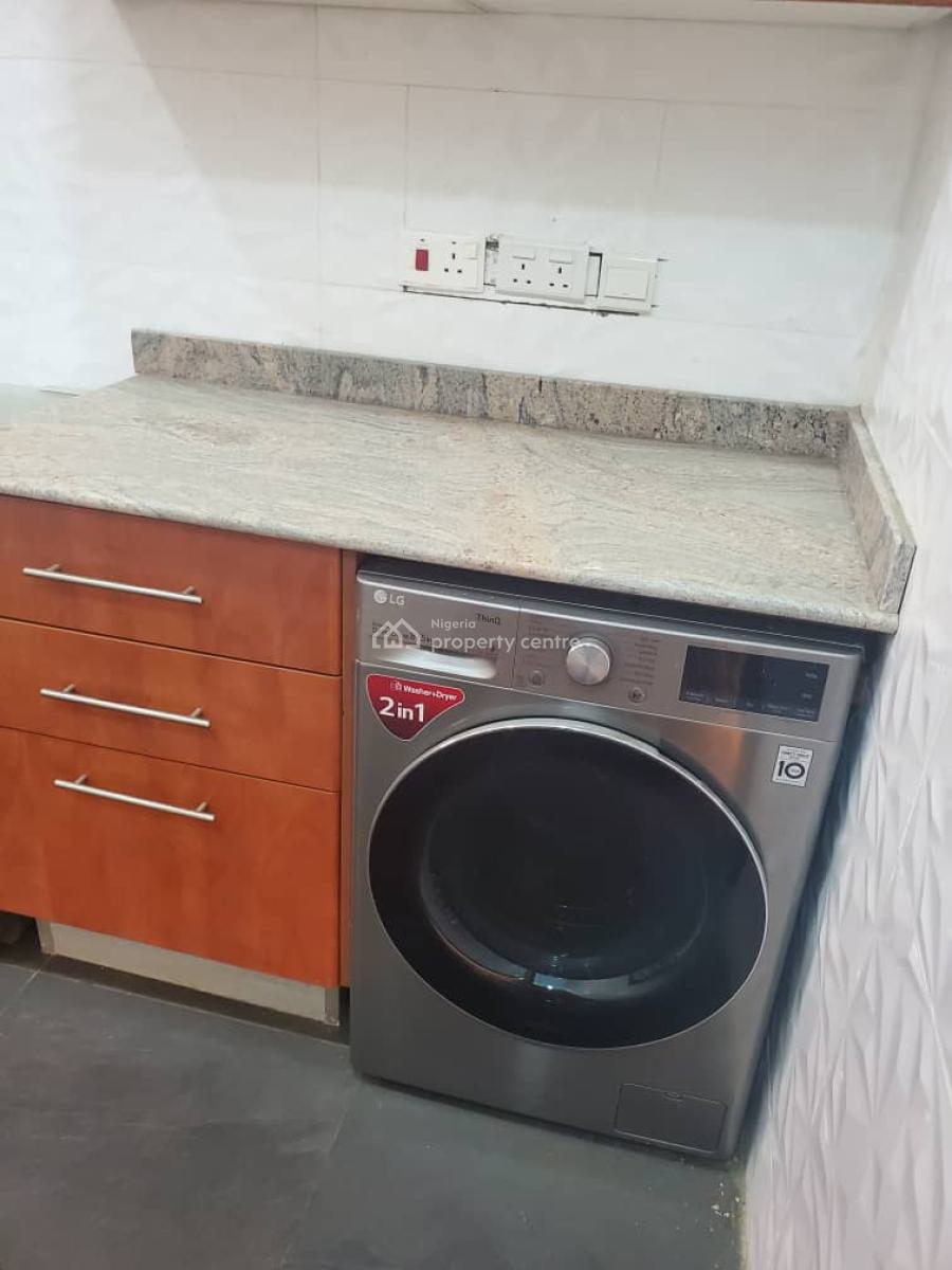 New and Serviced 2 Bedroom En-suite Flat. It Comes with Fitted Kitchen, Lekki Phase 1, Lekki, Lagos, Flat / Apartment for Rent