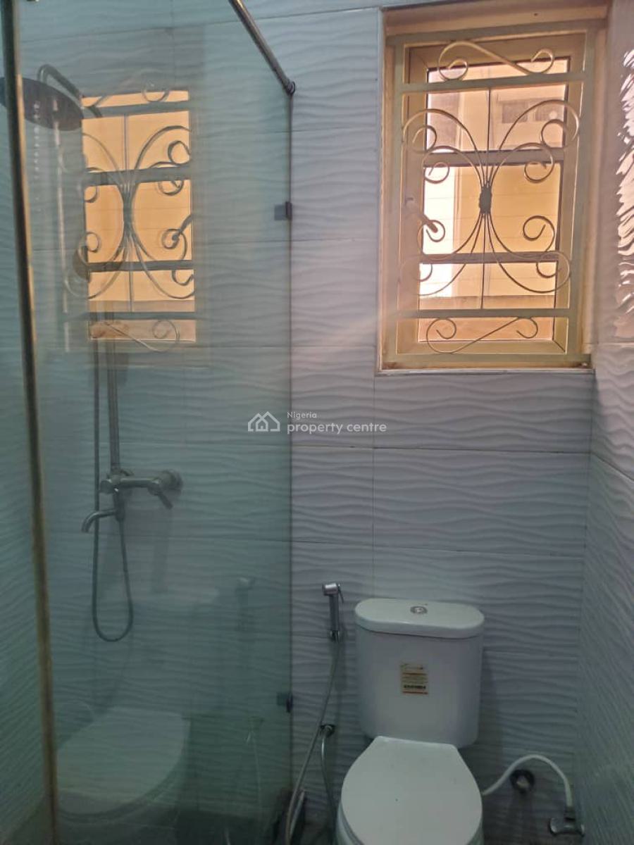 New and Serviced 2 Bedroom En-suite Flat. It Comes with Fitted Kitchen, Lekki Phase 1, Lekki, Lagos, Flat / Apartment for Rent
