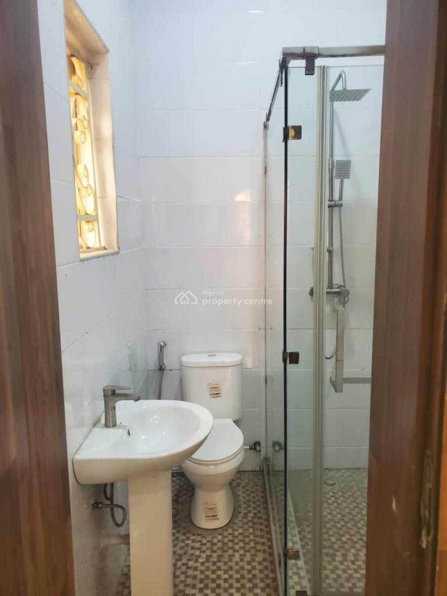 New and Serviced 2 Bedroom En-suite Flat. It Comes with Fitted Kitchen, Lekki Phase 1, Lekki, Lagos, Flat / Apartment for Rent