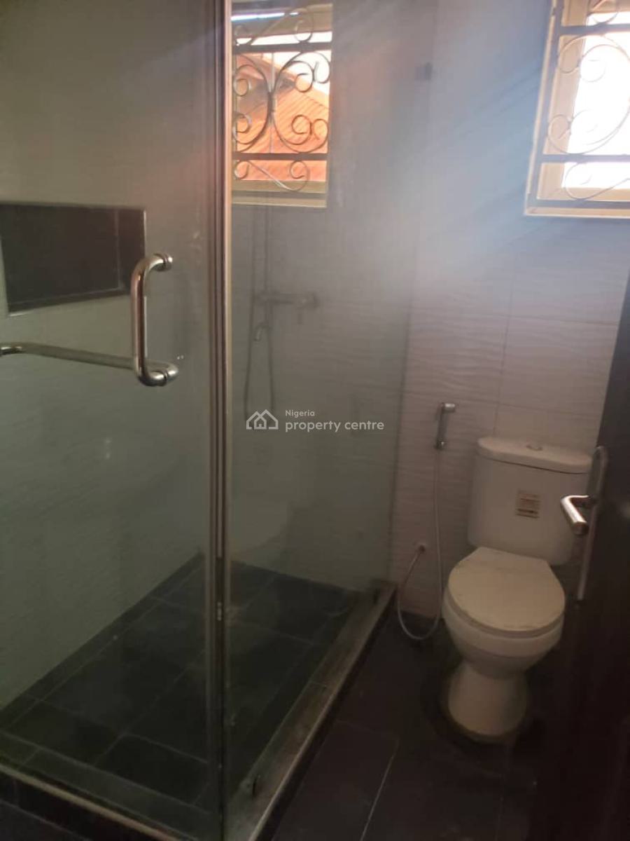 New and Serviced 2 Bedroom En-suite Flat. It Comes with Fitted Kitchen, Lekki Phase 1, Lekki, Lagos, Flat / Apartment for Rent