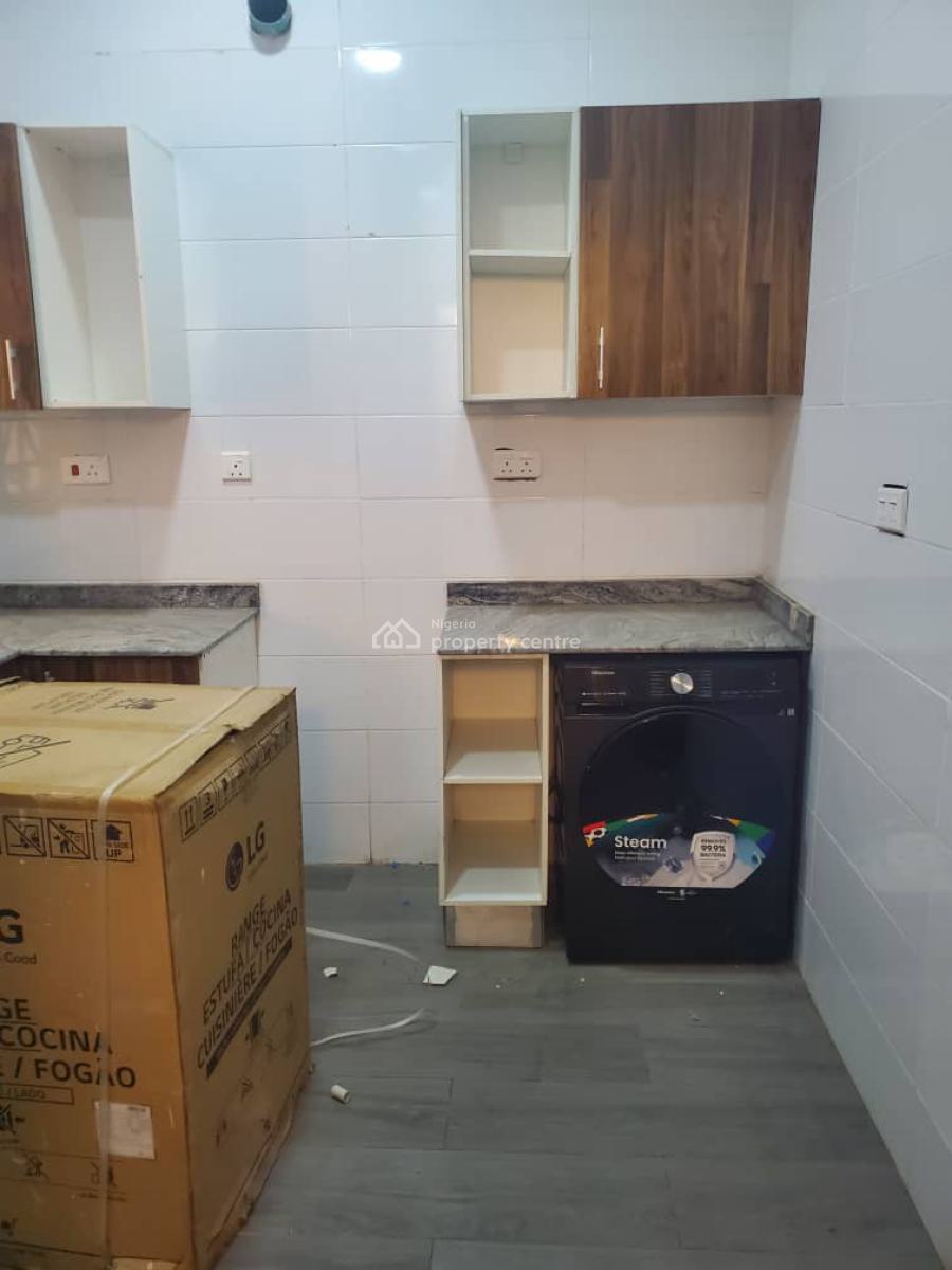 New and Serviced 3 Bedroom En-suite Flat. It Comes with Fitted Kitchen, Lekki Phase 1, Lekki, Lagos, Flat / Apartment for Rent