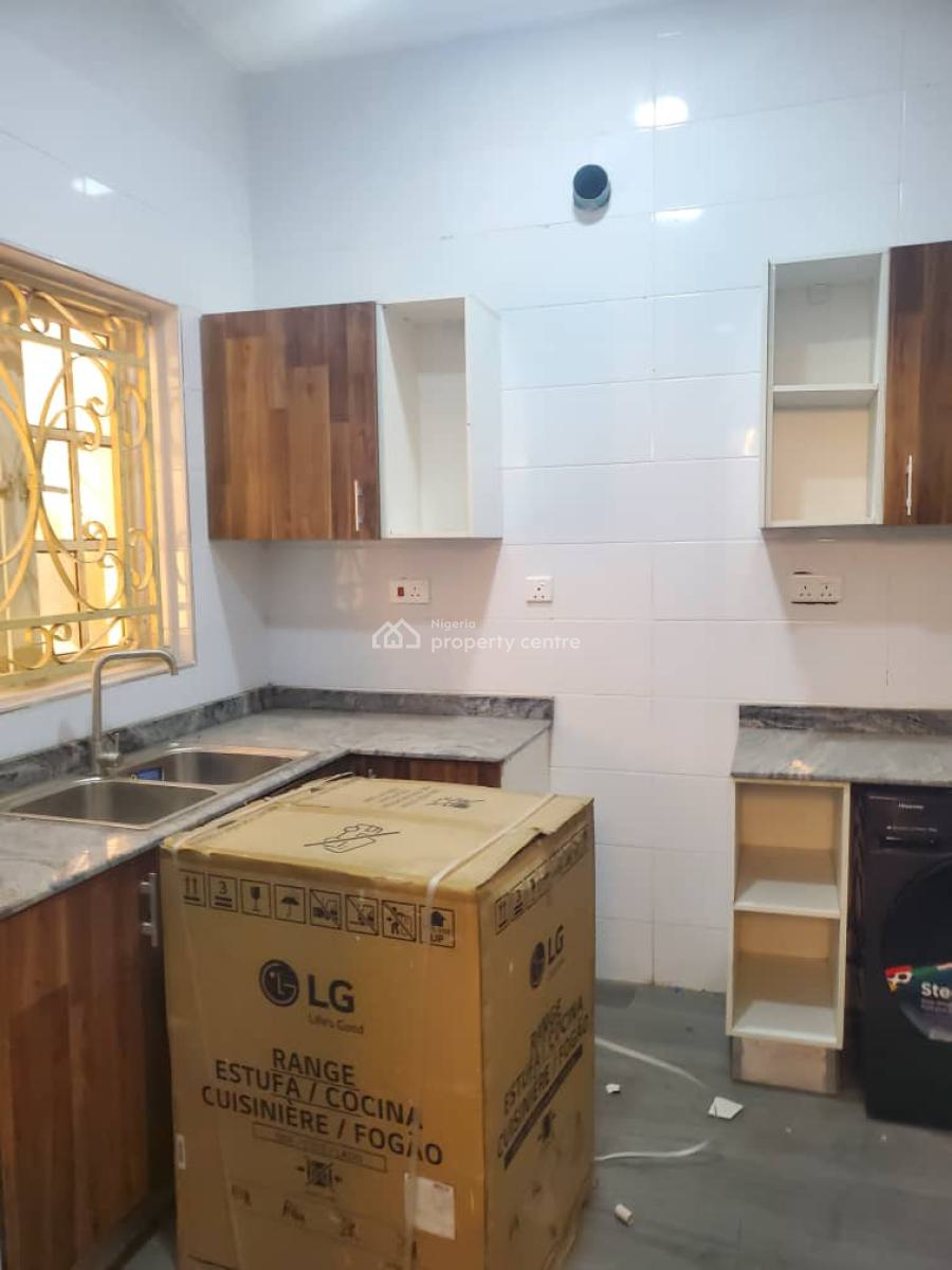 New and Serviced 3 Bedroom En-suite Flat. It Comes with Fitted Kitchen, Lekki Phase 1, Lekki, Lagos, Flat / Apartment for Rent