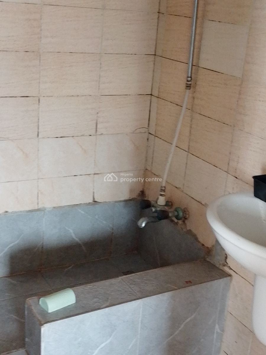 Specious 3 Bedroom Flat Upstairs with a Room Bq, Prime Water Garden, Lekki Phase 1, Lekki, Lagos, Flat / Apartment for Rent