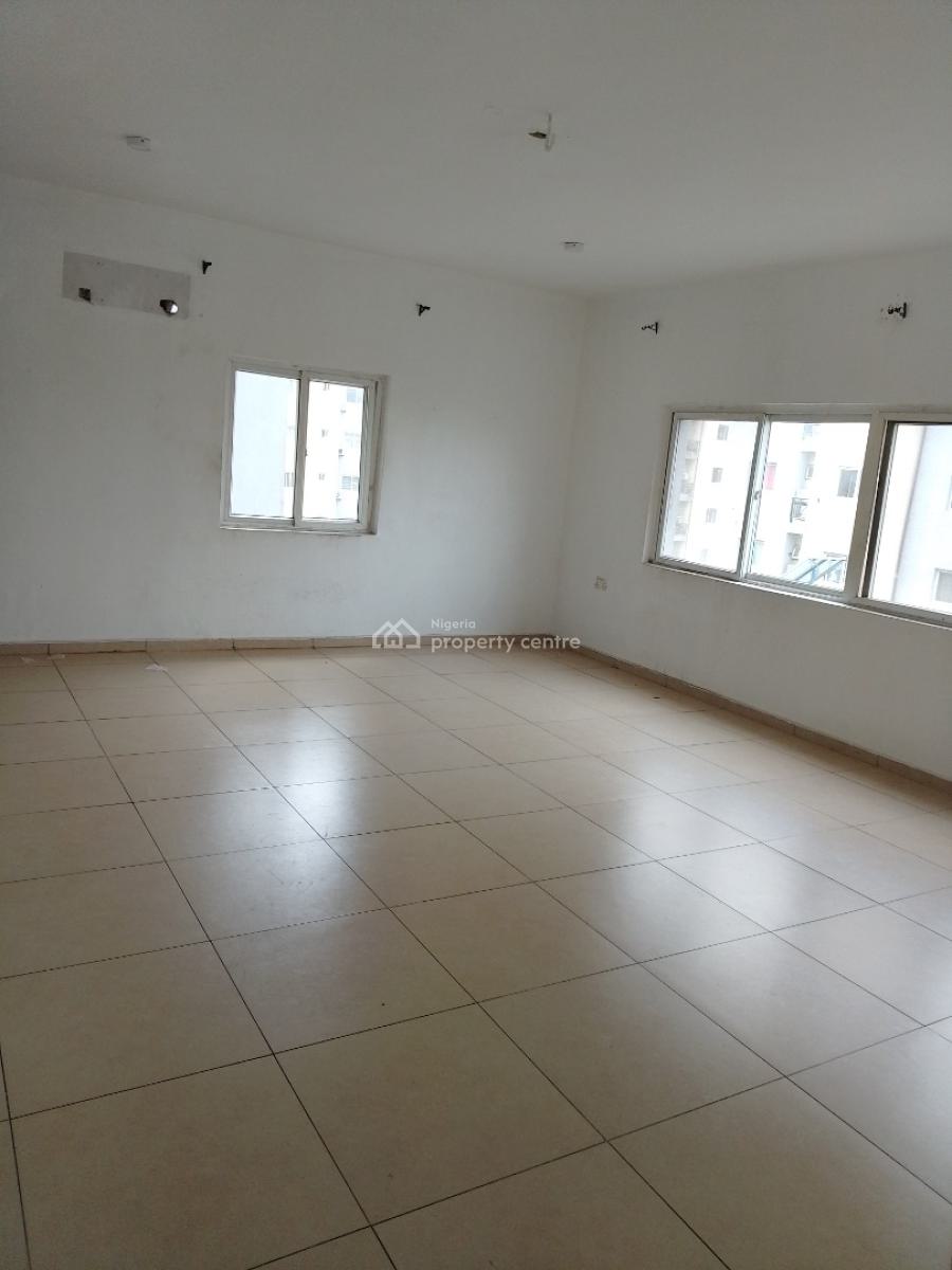 Specious 3 Bedroom Flat Upstairs with a Room Bq, Prime Water Garden, Lekki Phase 1, Lekki, Lagos, Flat / Apartment for Rent