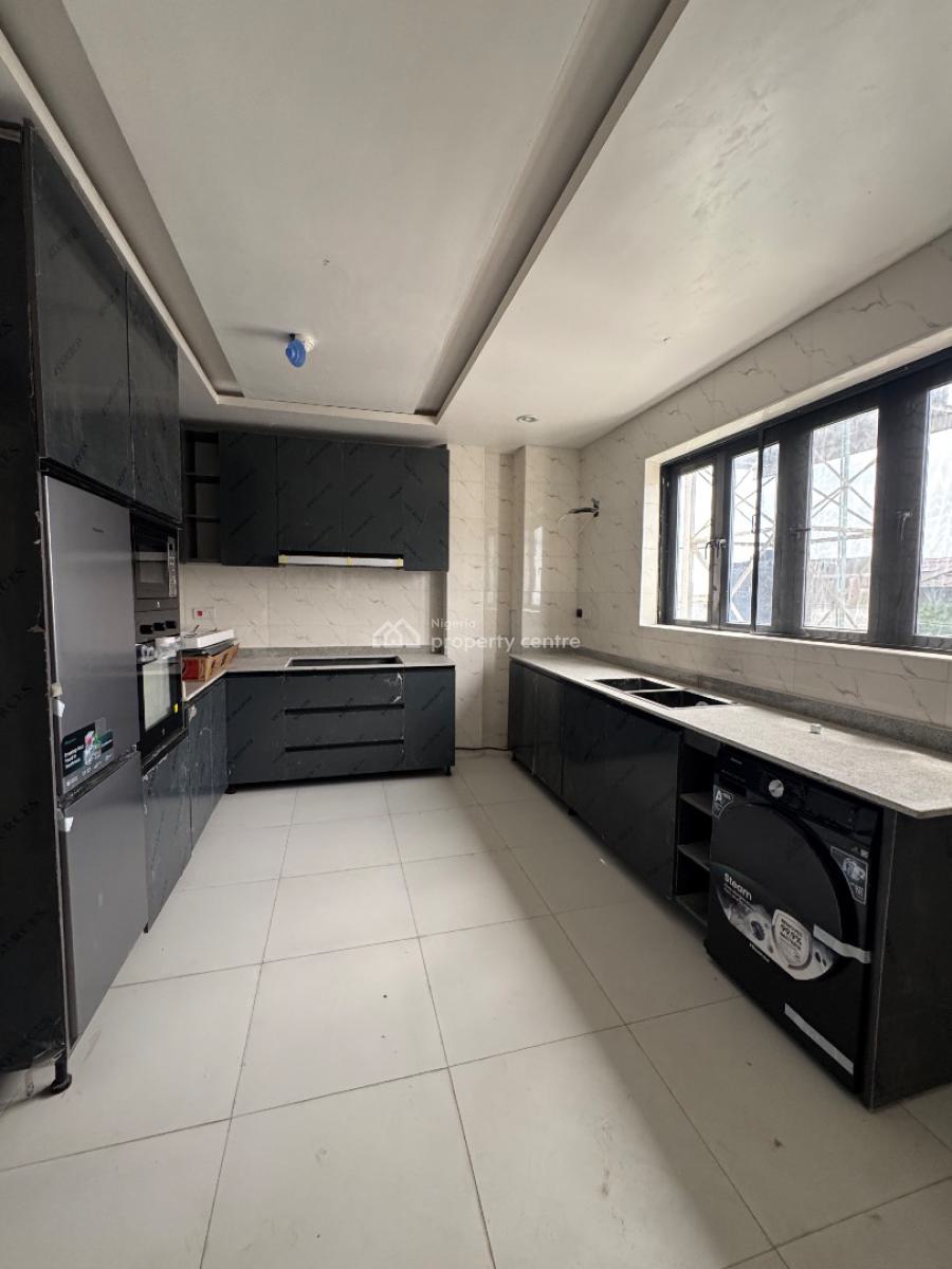 Spacious 2 Bedroom Apartment, Lekki Phase 1, Lekki, Lagos, Flat / Apartment for Sale