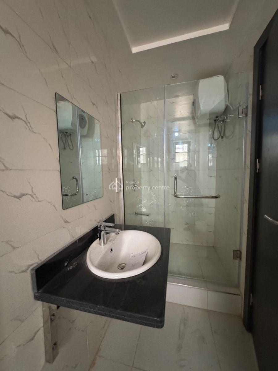 Spacious 2 Bedroom Apartment, Lekki Phase 1, Lekki, Lagos, Flat / Apartment for Sale