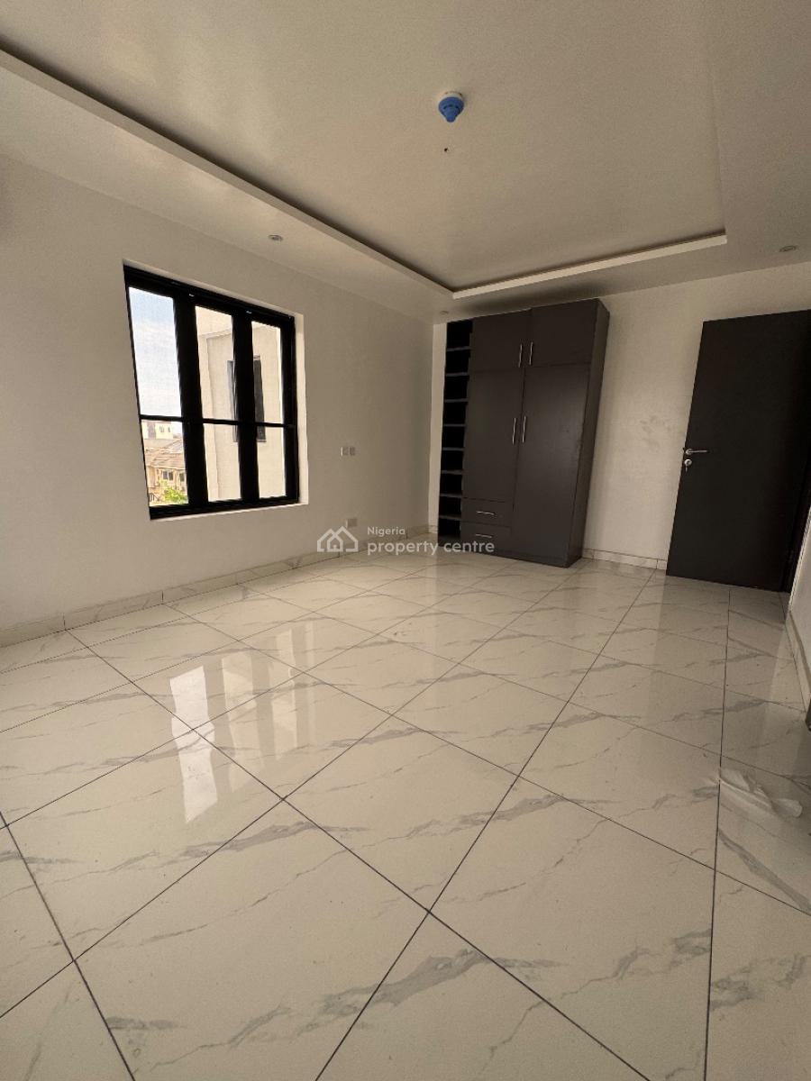 Spacious 2 Bedroom Apartment, Lekki Phase 1, Lekki, Lagos, Flat / Apartment for Sale