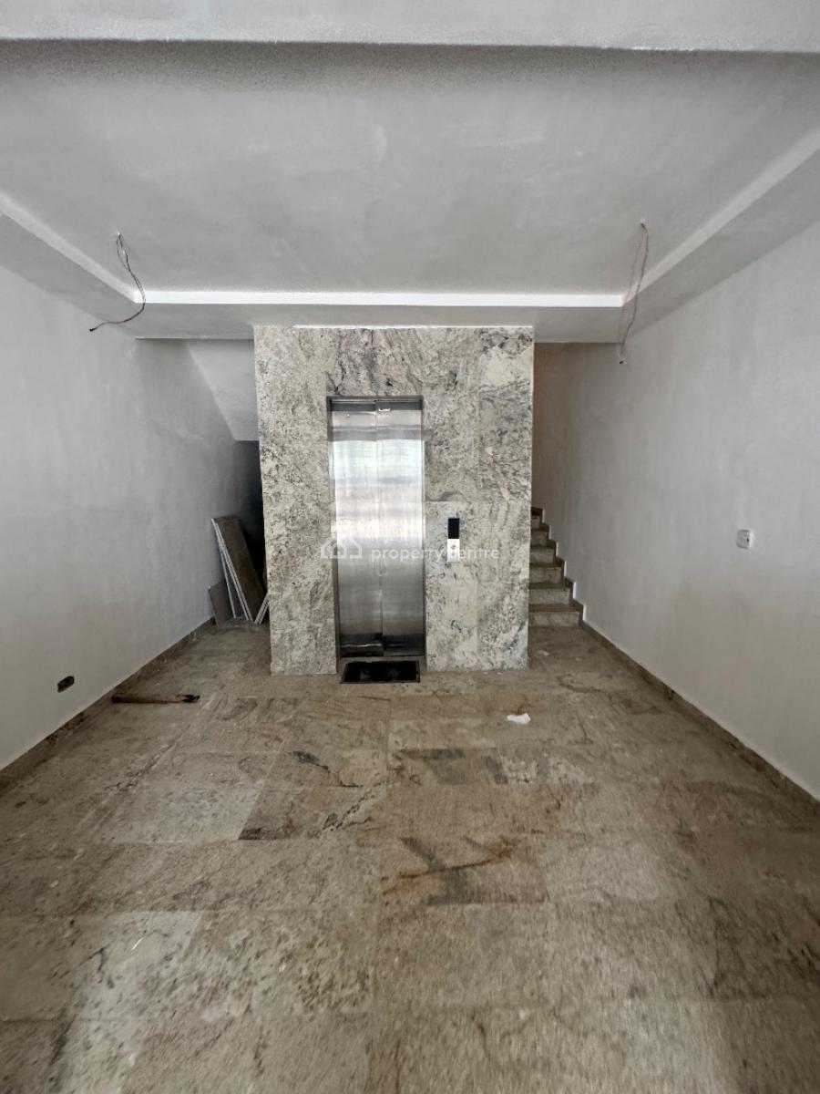 Spacious 2 Bedroom Apartment, Lekki Phase 1, Lekki, Lagos, Flat / Apartment for Sale