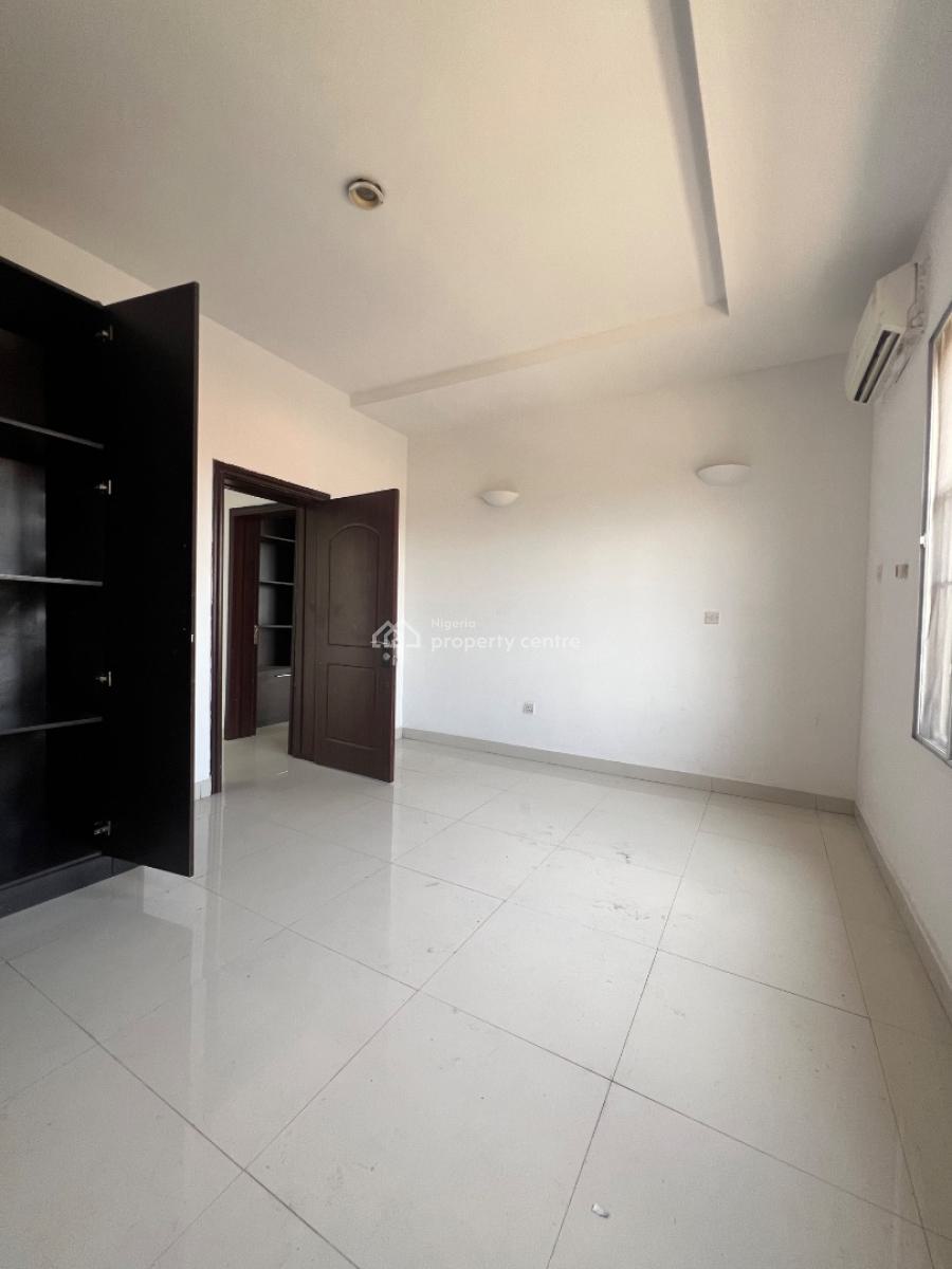 Well Built 3 Bedroom Apartment with Bq, Lekki Phase 1, Lekki, Lagos, Flat / Apartment for Rent
