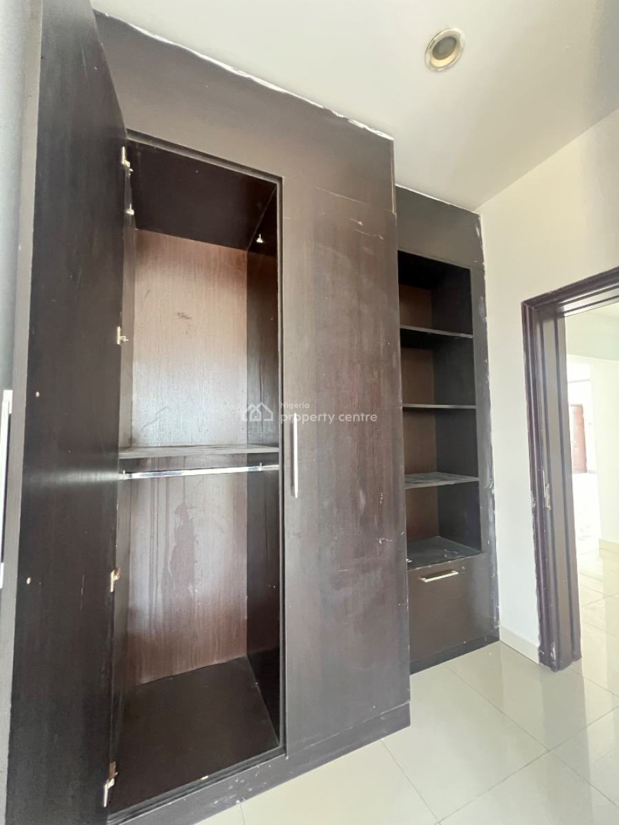 Well Built 3 Bedroom Apartment with Bq, Lekki Phase 1, Lekki, Lagos, Flat / Apartment for Rent