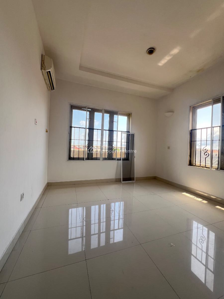 Well Built 3 Bedroom Apartment with Bq, Lekki Phase 1, Lekki, Lagos, Flat / Apartment for Rent