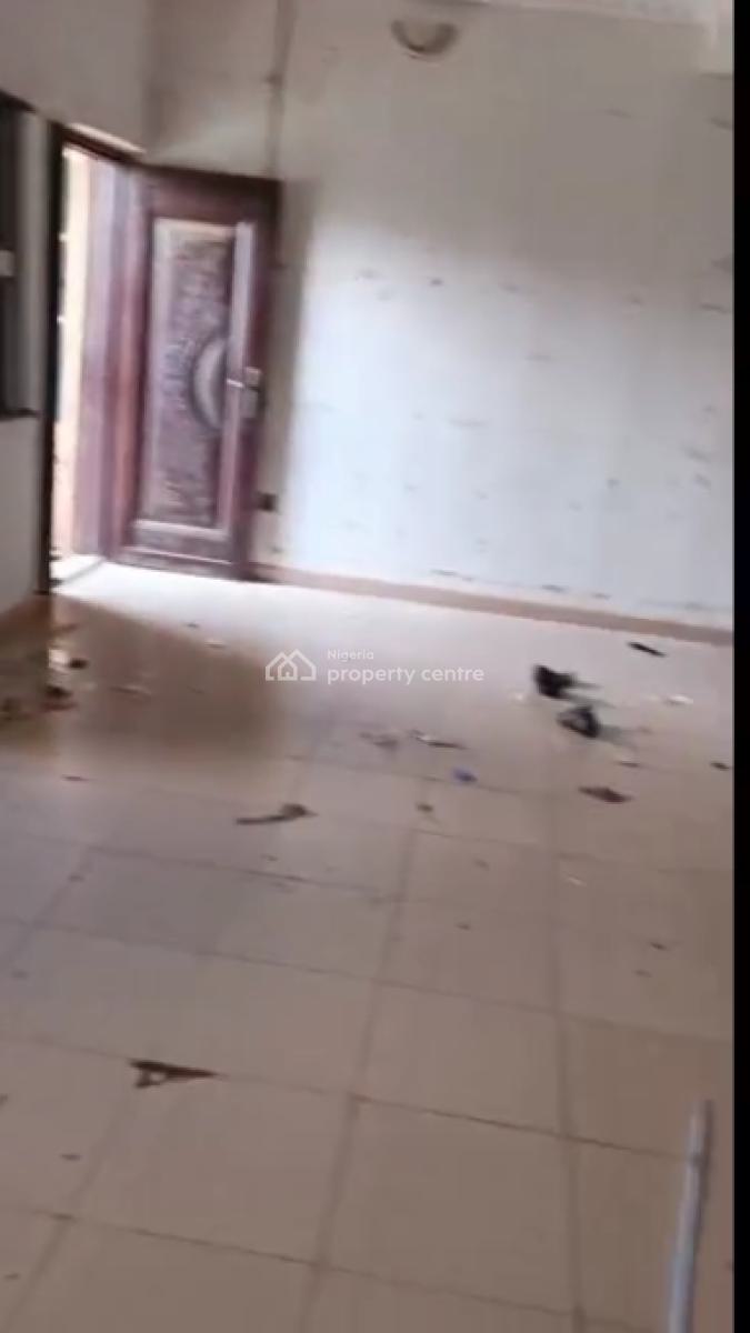 Urgent Letting Urgent Letting  a Standard 3 Bedroom Flat at Fakoya Are, Egbeda, Alimosho, Lagos, Flat / Apartment for Rent