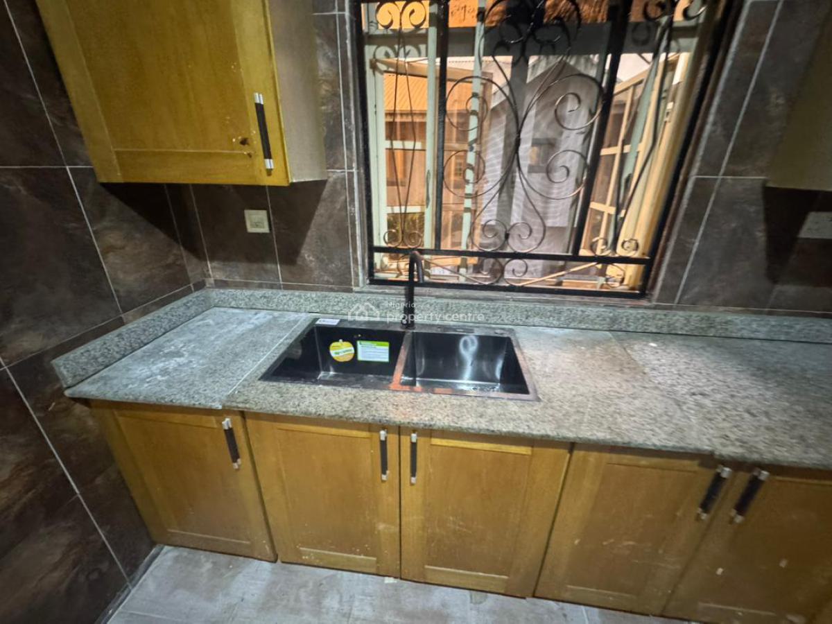 Spacious 3 Bedroom Apartment, Off Admiralty, Lekki Phase 1, Lekki, Lagos, Flat / Apartment for Rent