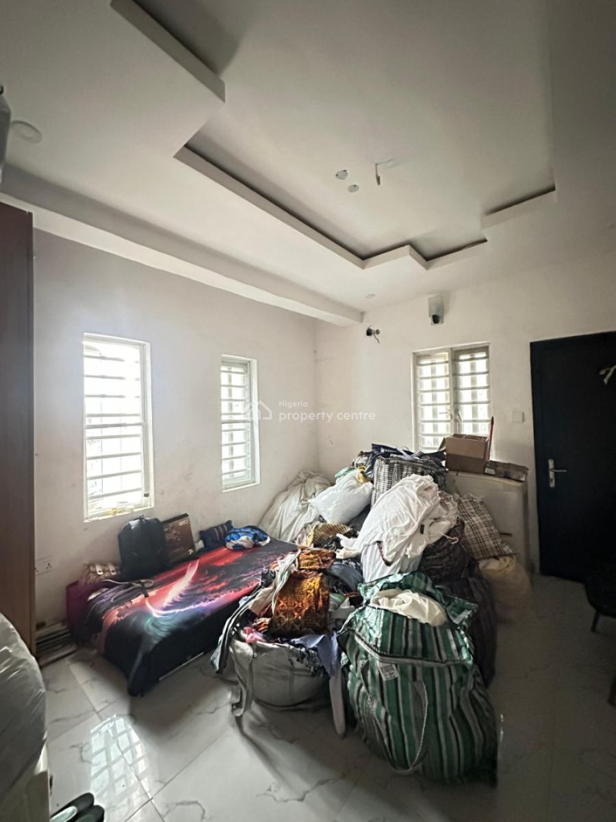 Lovely 3 Bedroom Apartment in a Serene Environment   Location: Surul, Surulere, Lagos, Flat / Apartment for Sale