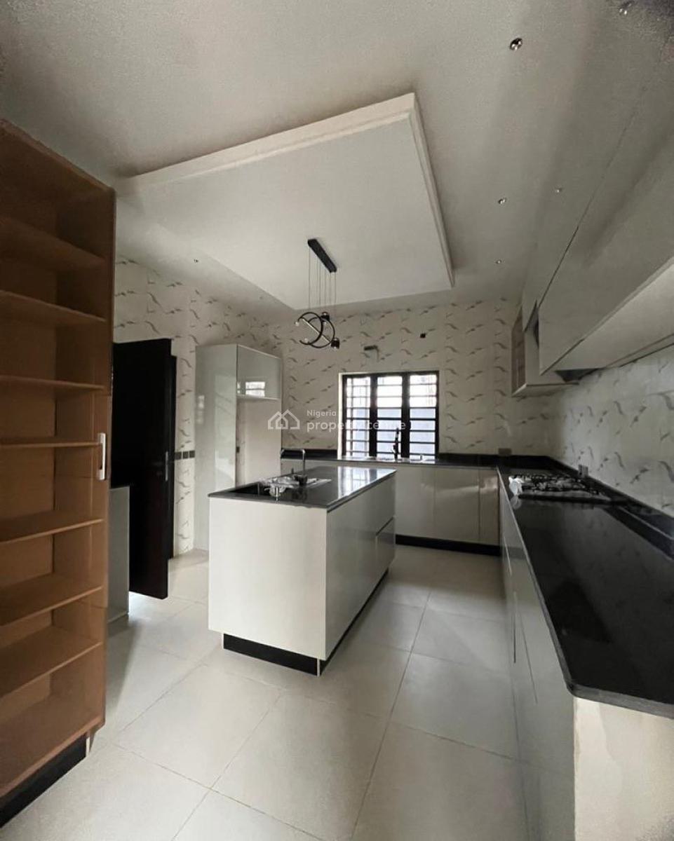 Lovely 2 Bedroom Apartment with Bq, Lekki Phase 1, Lekki Phase 1, Lekki, Lagos, Block of Flats for Sale