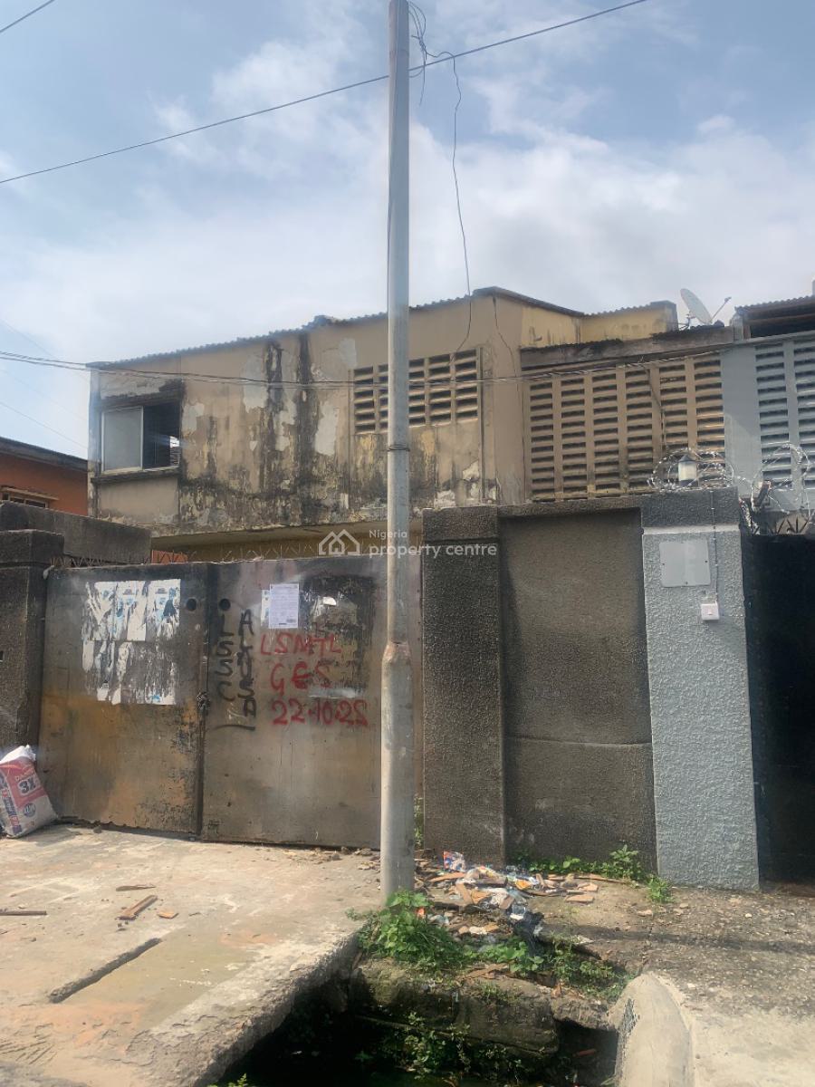Demolishable 3 Bedroom Duplex with 2 Bq Rooms, Surulere, Lagos, Detached Duplex for Sale