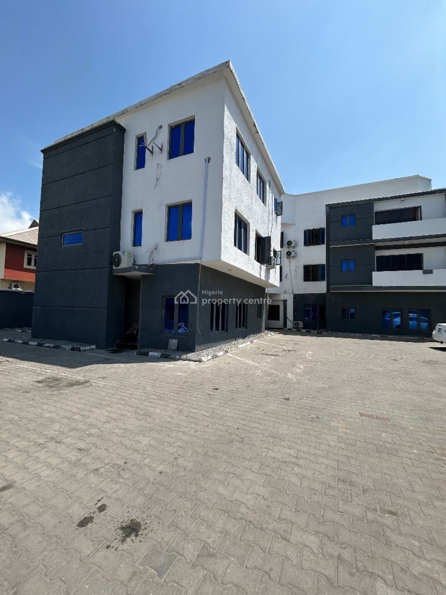 Well Maintained Spacious 2 Bedroom Apartment, Right Hand Side, Lekki Phase 1, Lekki, Lagos, Flat / Apartment for Rent
