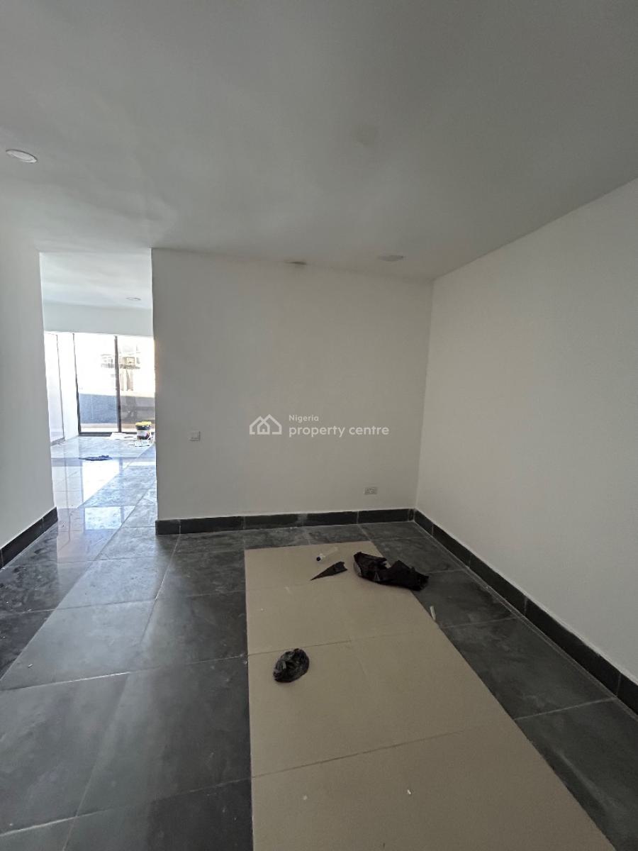 Well Maintained Spacious 2 Bedroom Apartment, Right Hand Side, Lekki Phase 1, Lekki, Lagos, Flat / Apartment for Rent