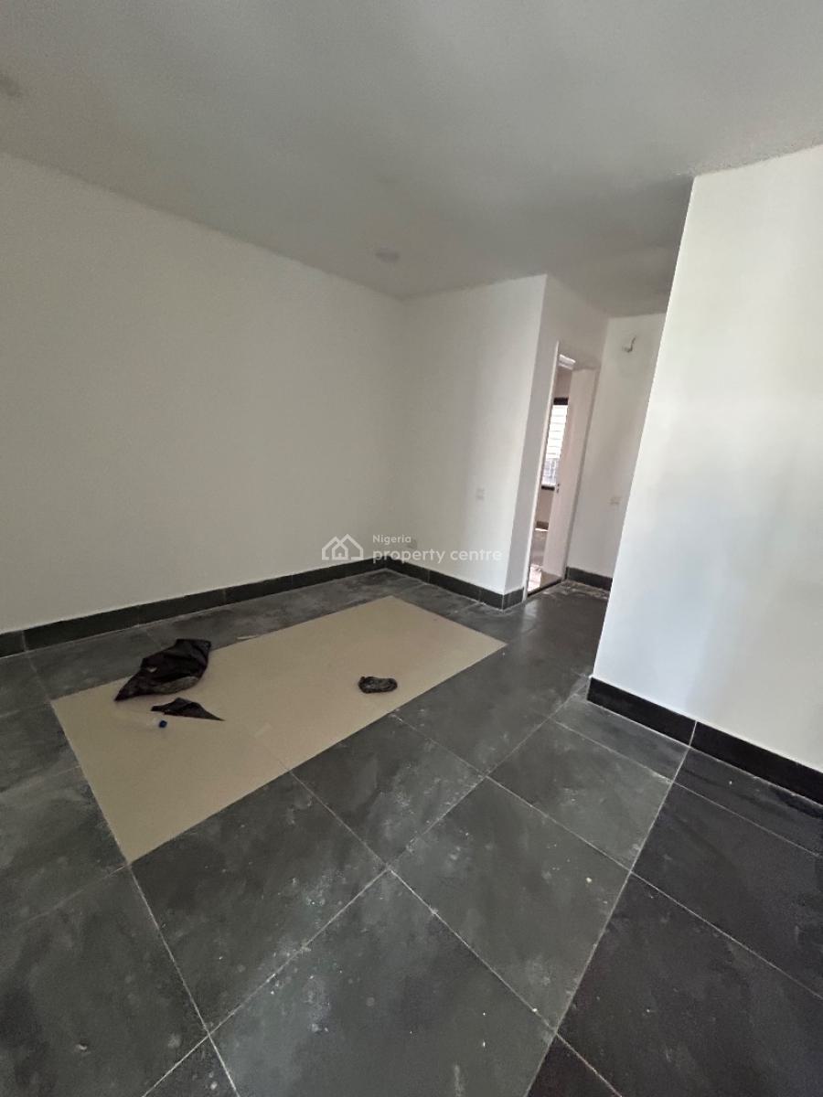 Well Maintained Spacious 2 Bedroom Apartment, Right Hand Side, Lekki Phase 1, Lekki, Lagos, Flat / Apartment for Rent
