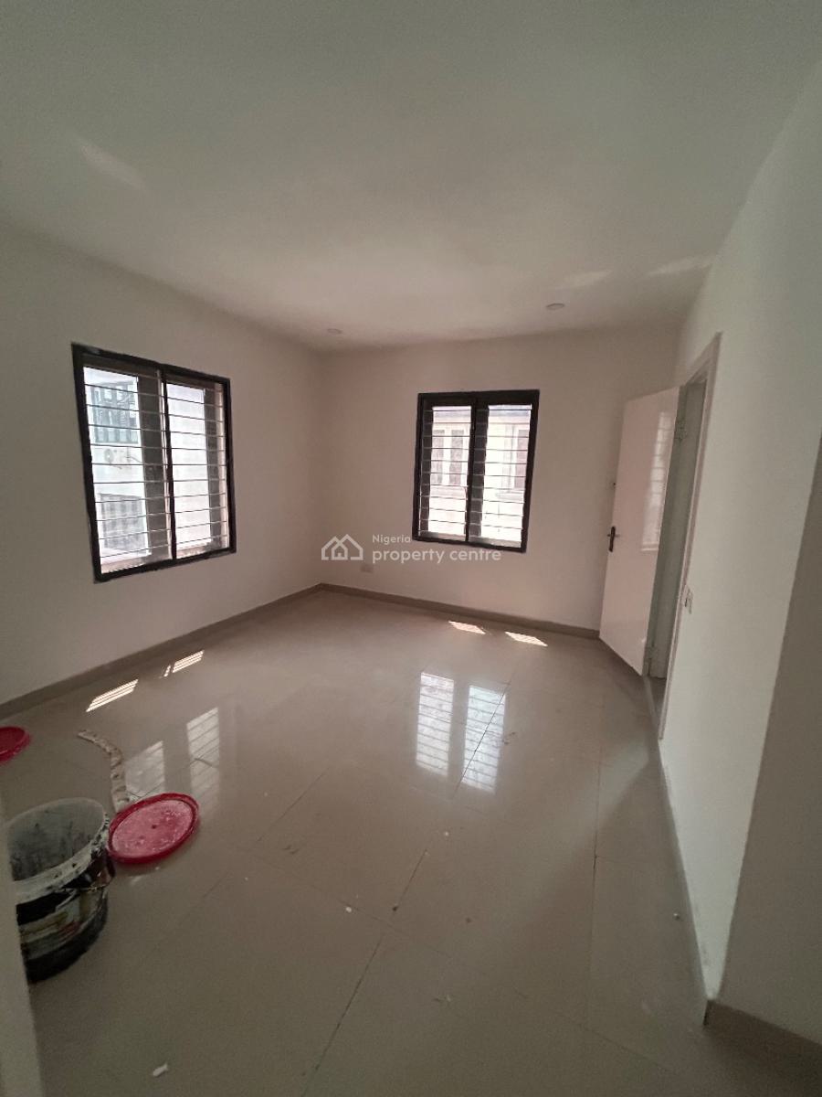 Well Maintained Spacious 2 Bedroom Apartment, Right Hand Side, Lekki Phase 1, Lekki, Lagos, Flat / Apartment for Rent