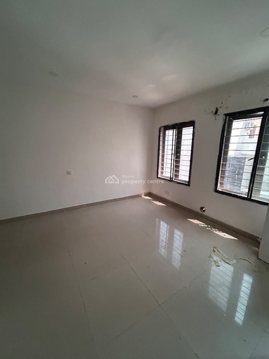 Well Maintained Spacious 2 Bedroom Apartment, Right Hand Side, Lekki Phase 1, Lekki, Lagos, Flat / Apartment for Rent