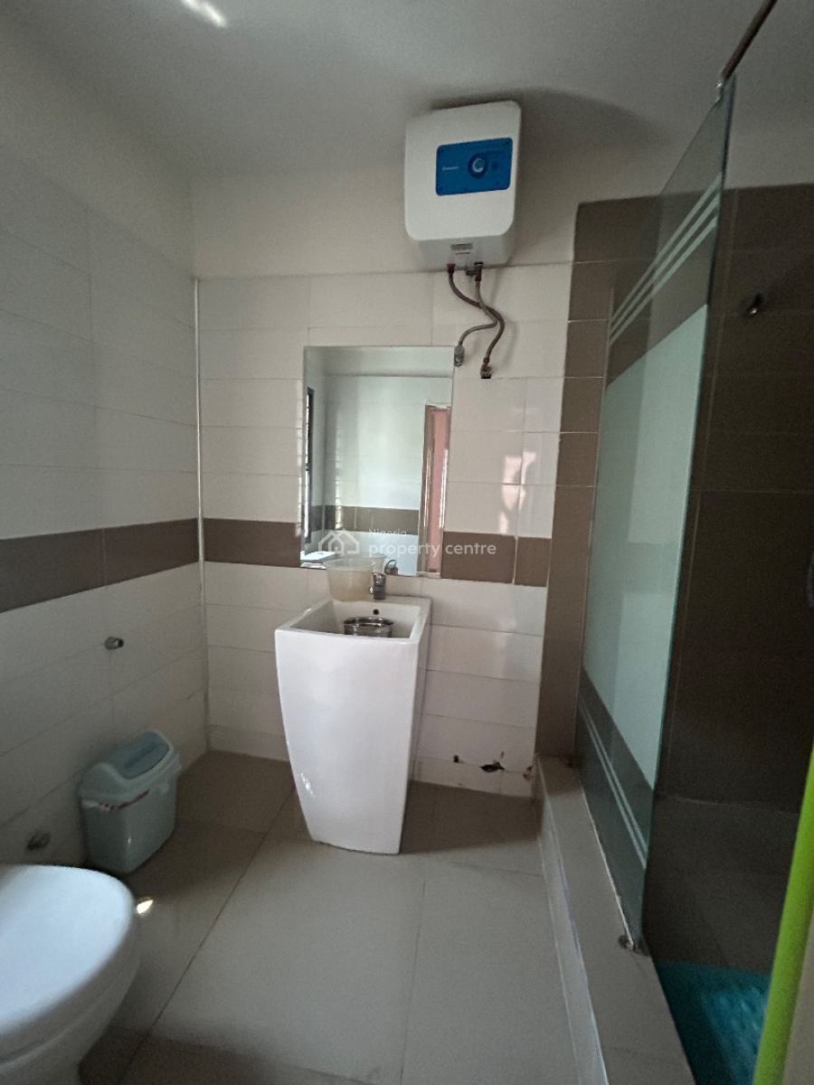 Well Maintained Spacious 2 Bedroom Apartment, Right Hand Side, Lekki Phase 1, Lekki, Lagos, Flat / Apartment for Rent