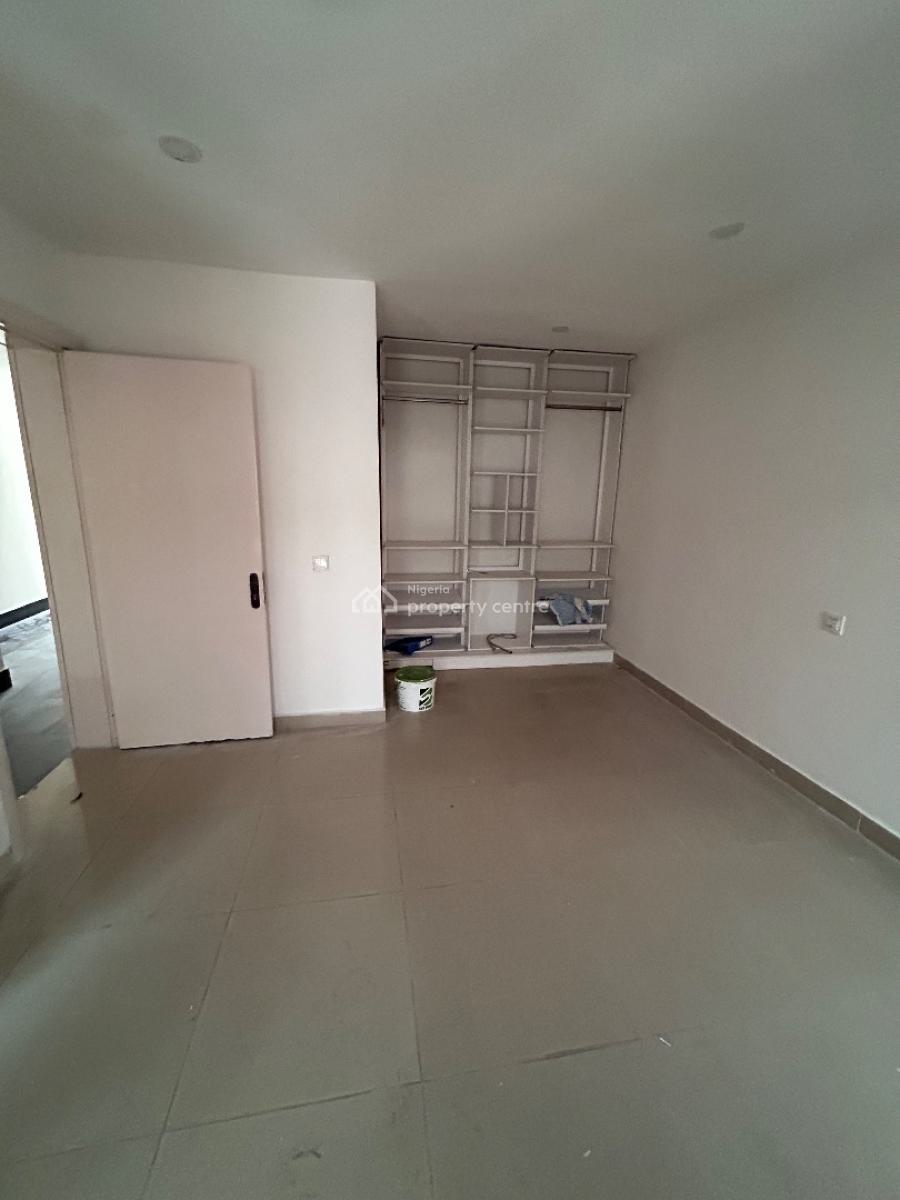 Well Maintained Spacious 2 Bedroom Apartment, Right Hand Side, Lekki Phase 1, Lekki, Lagos, Flat / Apartment for Rent