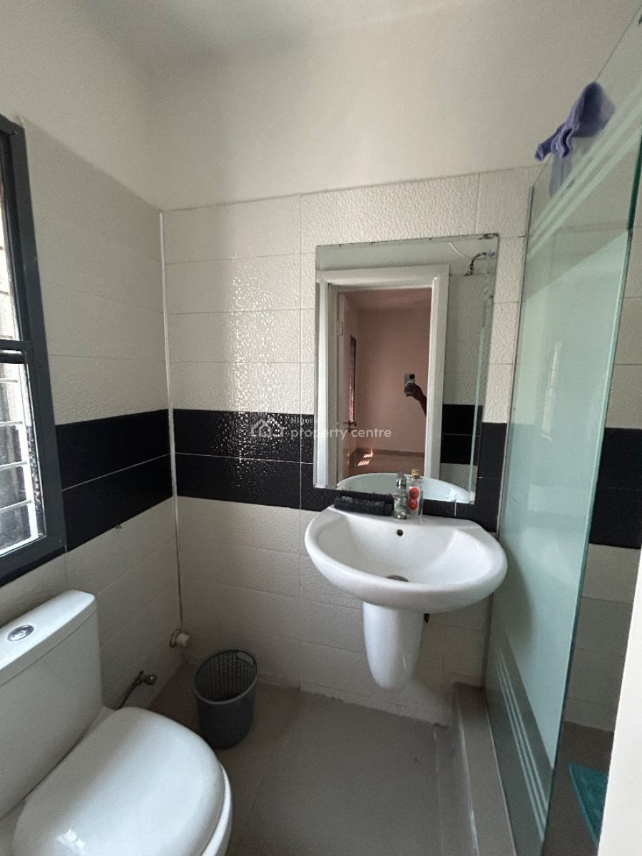 Well Maintained Spacious 2 Bedroom Apartment, Right Hand Side, Lekki Phase 1, Lekki, Lagos, Flat / Apartment for Rent