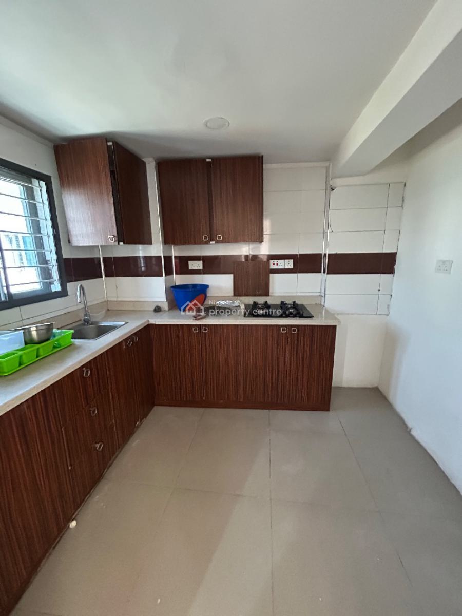 Well Maintained Spacious 2 Bedroom Apartment, Right Hand Side, Lekki Phase 1, Lekki, Lagos, Flat / Apartment for Rent